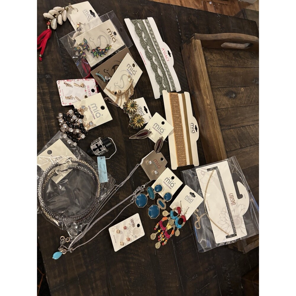 18 Pc Mixed Fashion Costume Jewelry Lot Mia Collection Necklaces Earrings Bracel